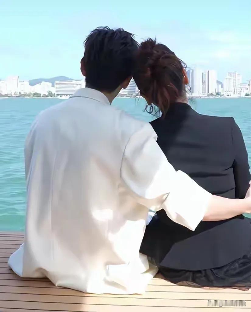 经超夫妻在三亚的度假画面甜度超标！李琳此次现身状态绝佳，成功暴瘦20斤的她，身着