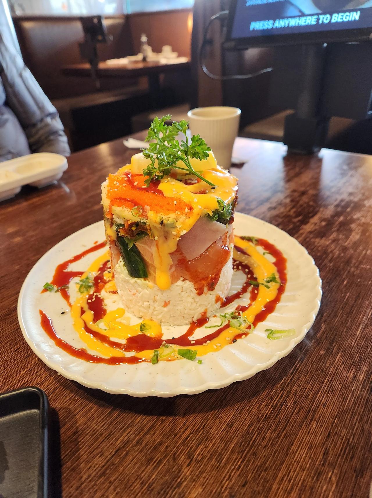 在加拿大日料店吃饭。如图是点了一个蟹肉饼，很大，用料扎实。下面全是蟹肉，中间