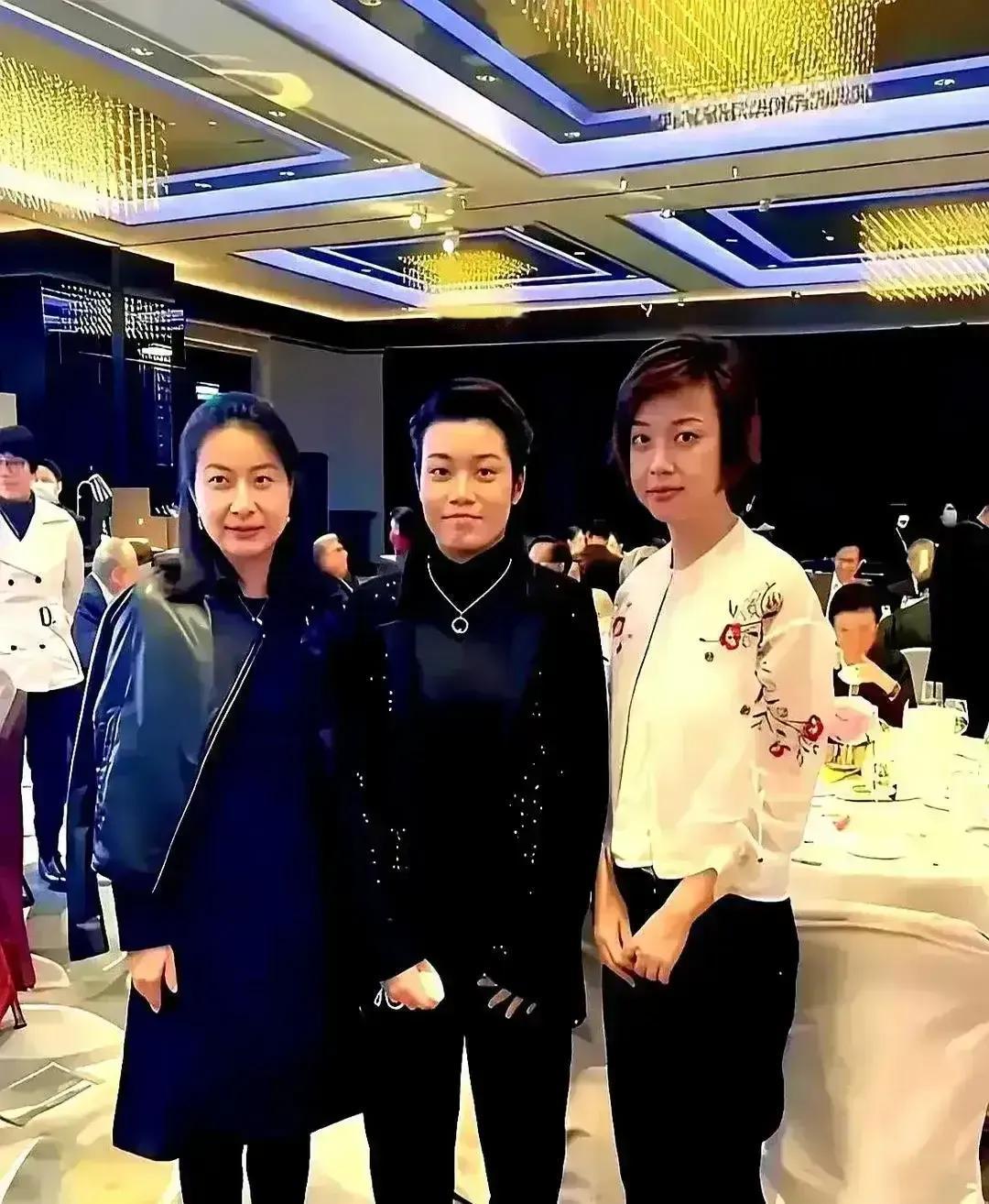 郭晶晶和张怡宁都得往两边站，这个女人凭的不是名气，而是比金牌还实在的实力，这张备