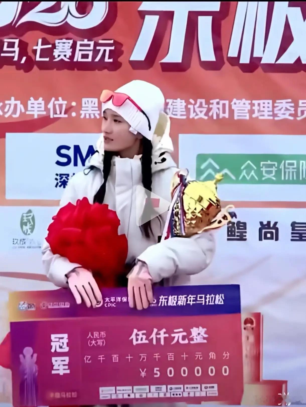 李美珍获得冬季马拉松半马冠军。1小时21分钟-半马第一。黄菲也是半马。女子组第二