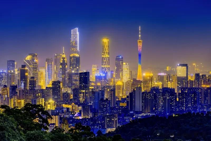 广东人直接从夏天被拽进冬天了！这强冷空气来势汹汹，“冻”真格的。18日16