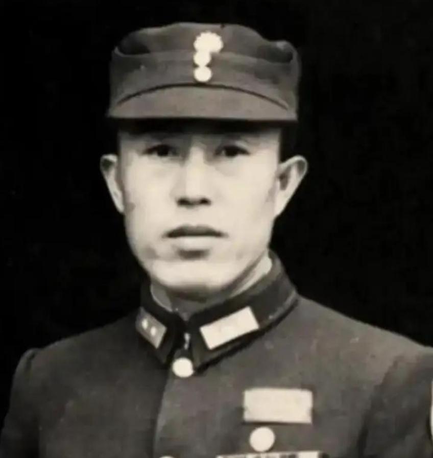 1938年韩复榘挨了枪子儿，郑洞国奉命去查抄他家产。推开韩家大门那会儿，韩复榘的
