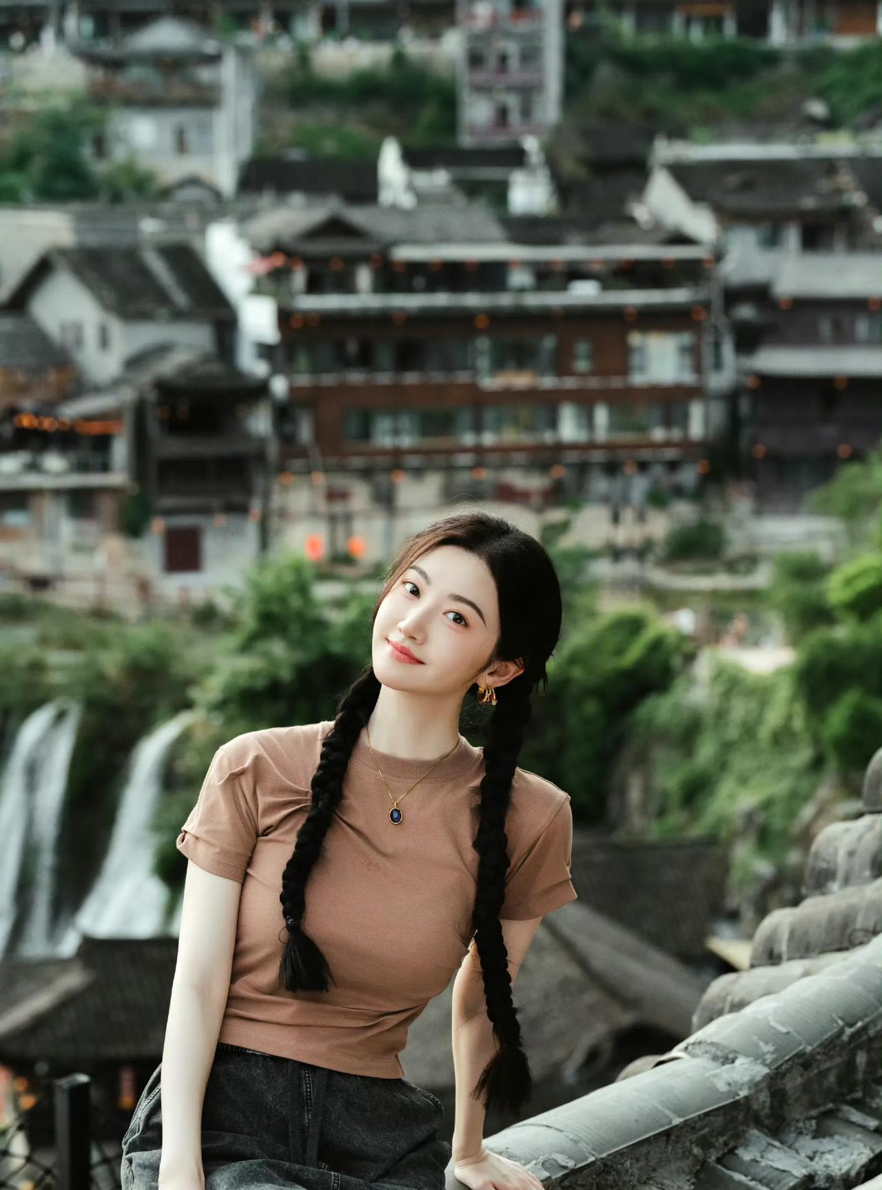 景甜啥时变得这么丰满了？感觉她的胸都比她的头大了[捂脸哭]，不过好像有点下垂，还是