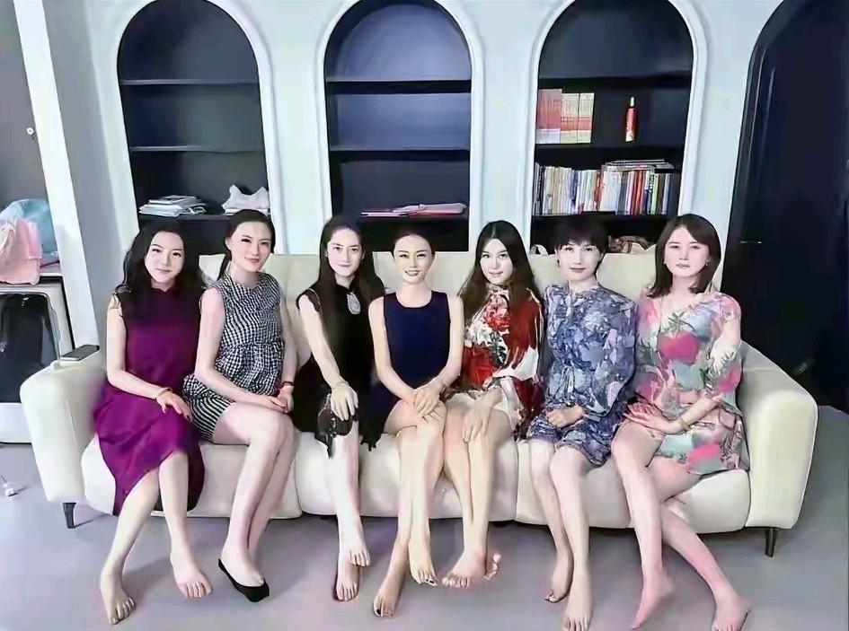 如今的社会咋了！一个名媛班培训美女如云，简直堪比选美比赛，护肤美容咱就不提了，