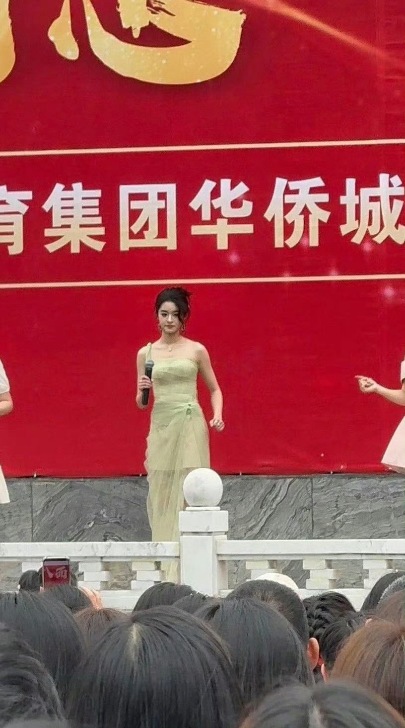 黄杨钿甜成人礼唱《超级英雄》！哈哈哈哈哈哈哈我家宝宝全开麦演唱，已经很不错啦[亲