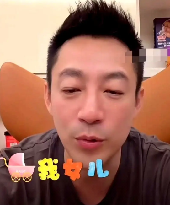 汪小菲又被女儿小玥儿嫌弃了！吃完晚饭，小玥儿和马筱梅出门逛街去了。汪小菲
