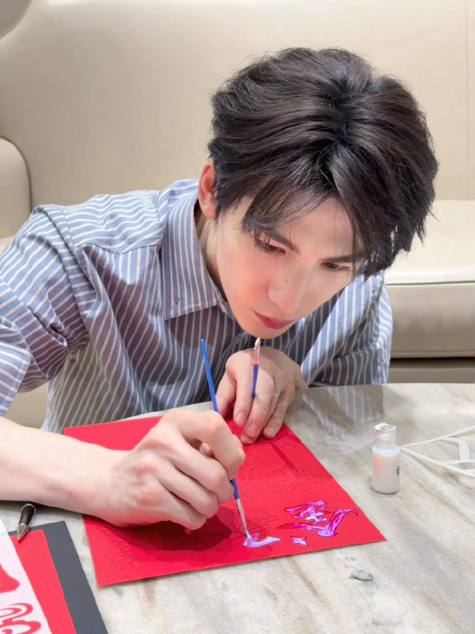 张凌赫迎财神张凌赫手搓贺岁金箔照张凌赫手搓贺岁金箔照，张凌赫迎财神，谁懂这个