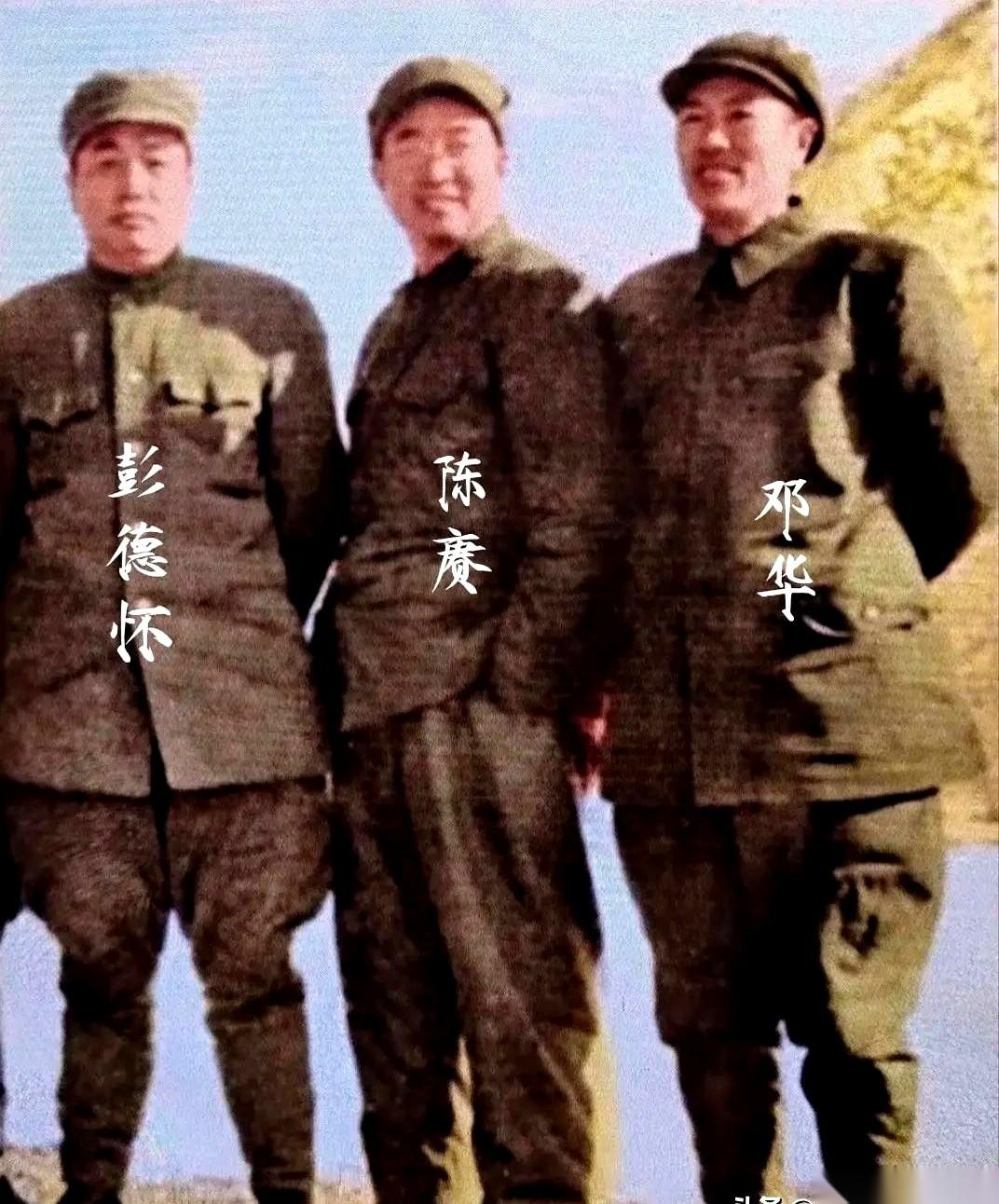 刷到这张照片，我手停了，半天没划过去。就这三个人。对面，是当时号称世界第一的