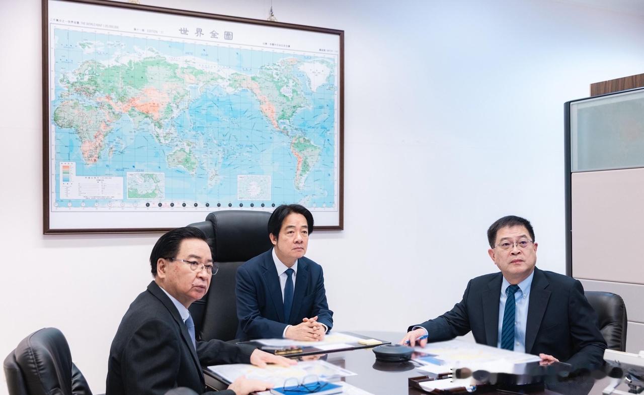 赖清德终于怂了！就在解放军兵临城下的时候，这位“台独金孙”居然躲在一张囊括了外蒙