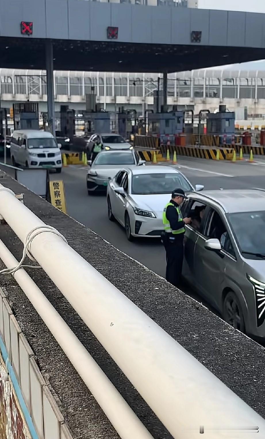 高速口查后排安全带，200块一个人，你觉得冤吗？刚刷到高速收费站的现场视频