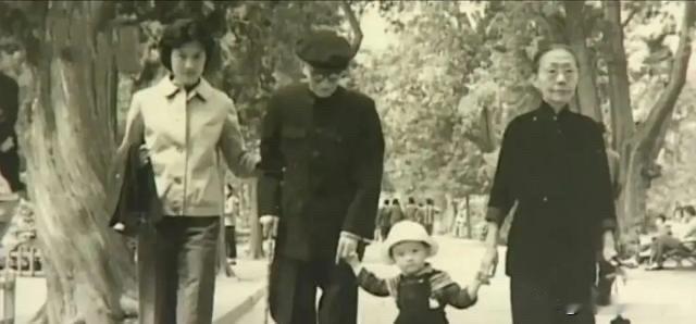 章士钊的二夫人奚夫人，章含之的养母，洪晃的外婆是民国上海滩青帮大亨黄金荣的干女儿