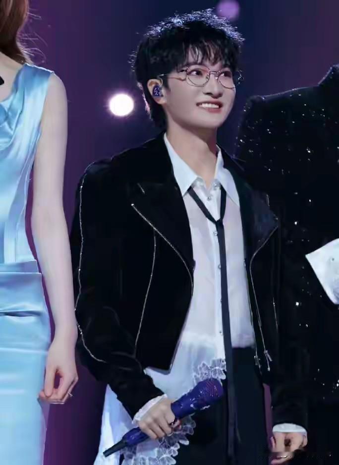 2025年末至2026年初的跨年档，华语乐坛迎来一场现象级事件——周深以“时间管