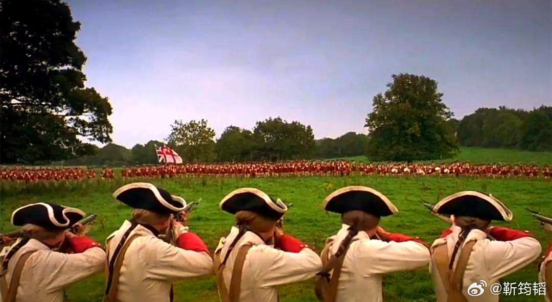 欧洲士兵的辫子可不是这个路数。他们把头发全部向后梳，扎在后脑勺，用缎带绑起来，叫