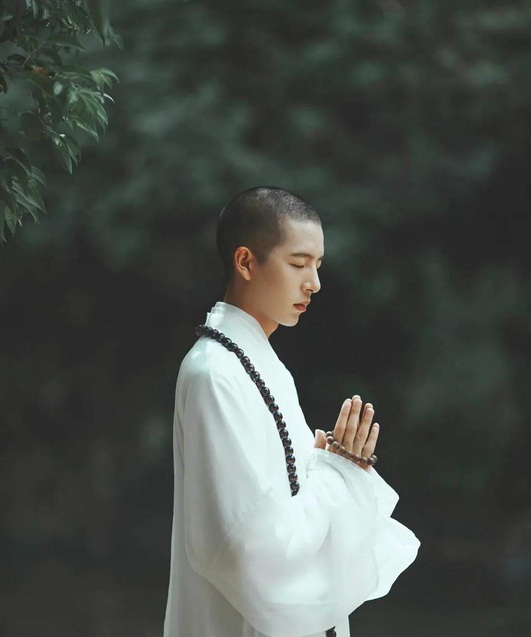 人到中年还能保持一个舒服的面相，说明这个人真的不简单，要不然就是修为高，要不然就