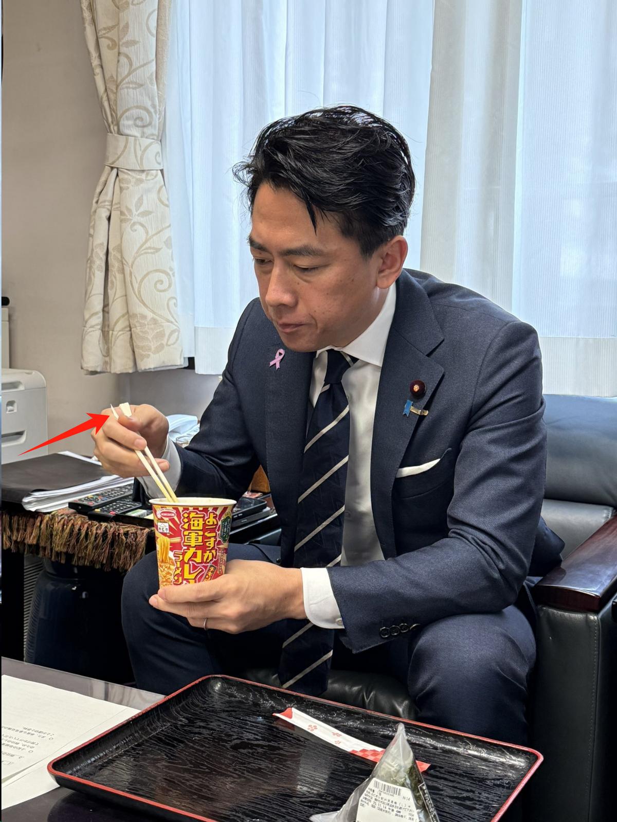 日本防相半夜惊醒吃泡面，一次性筷子差点折断，看起来真的慌了看来，自卫队战机被