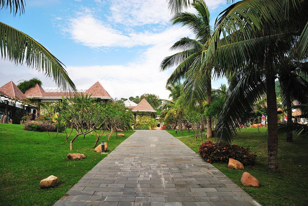 三亚和西双版纳都住过，实话实说，这俩地方在冬天完全是两种“暖和”、适合的人也不一