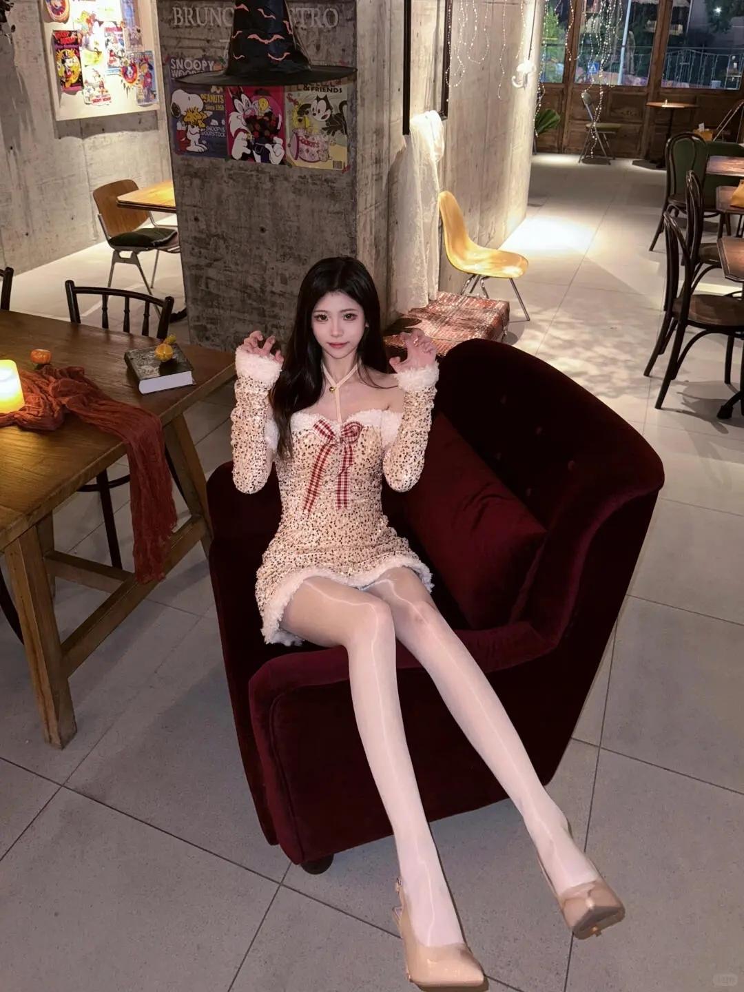 少女摄影|NO.0120期纯欲少女室内随拍露肩连衣裙+亮丝