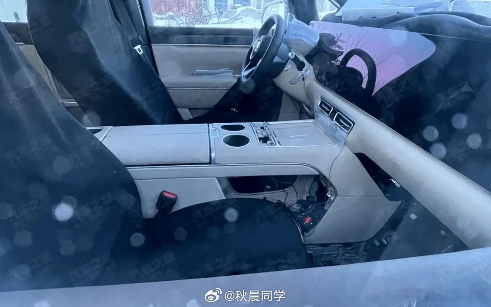 有博主拍到了智界v9的内饰，标准的鸿蒙9系布局，采用了最新的三联屏，没有点亮所