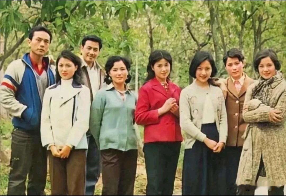 仔细一看，这张80年代电影演员珍贵合影照，后排就认得出高大修伟，气宇不凡的男演员