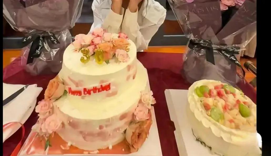 韦唯62岁生日，，三个儿子跨洋归来为母亲庆生。韦唯保养的真好，还是老样子一点都不