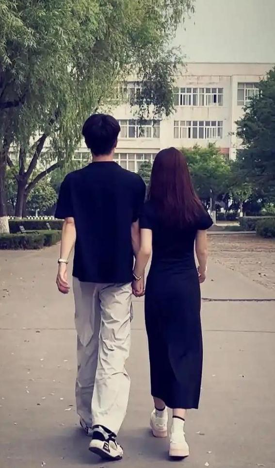 青海西宁，中学校长在婚姻存续期间内，和比他小21岁的女教师发展为不正当关系，为了