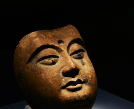 1990年，一工人爬上银川一座古塔，意外发现一孔洞中放满珠宝，他连忙放进口袋。