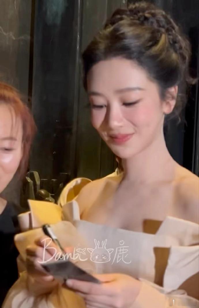 巴黎的杨紫单独开磨皮了杨紫巴黎生图这次巴黎珠宝展流出的全部都是无修路透，直
