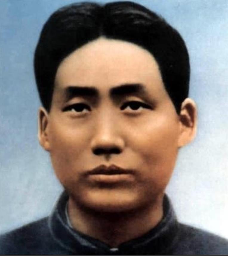 1927年，毛泽东被捕后，在押去处死路上，突然对一名团丁说：“老哥，我腿疼，伤筋