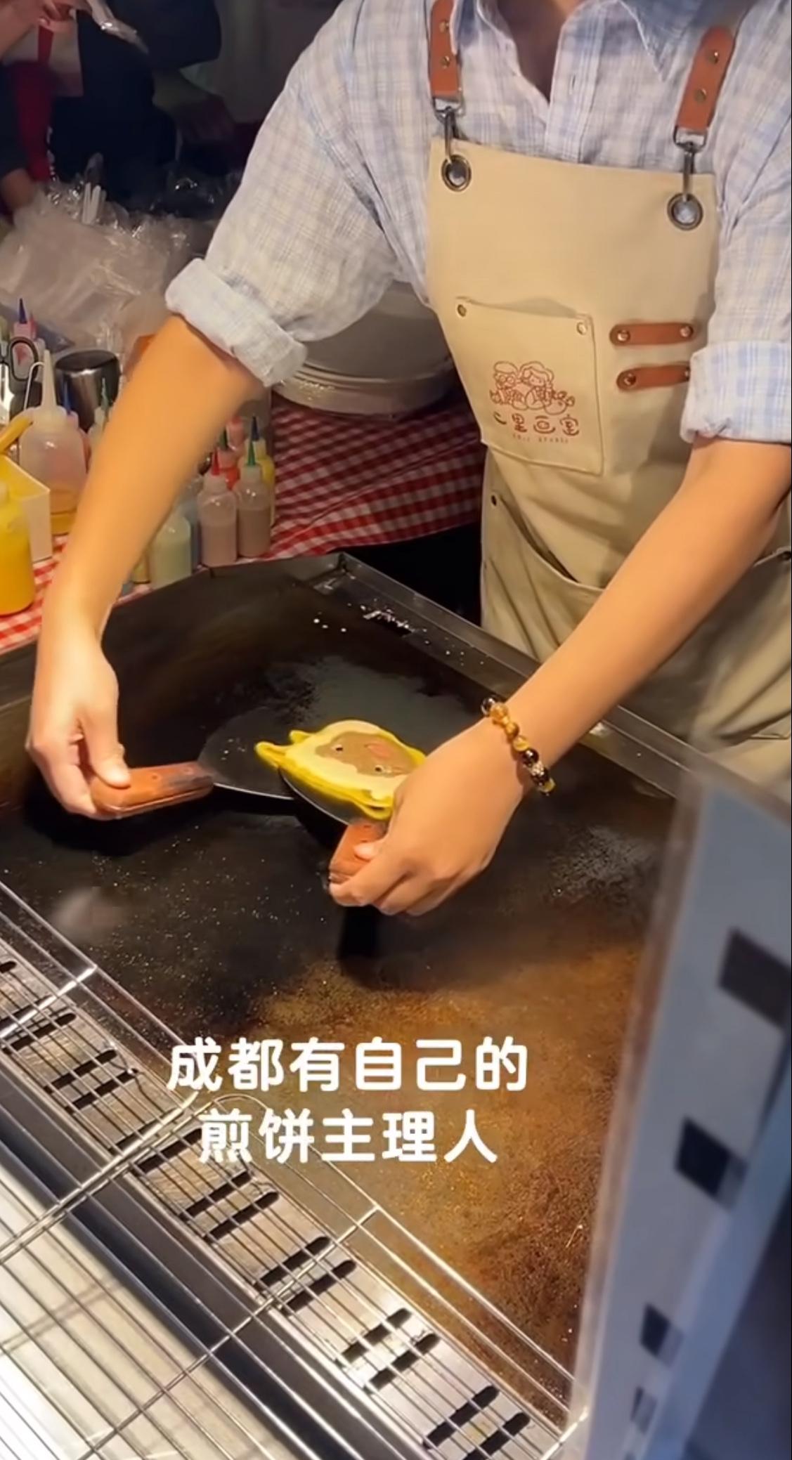 前几天刷到个视频，真把我看傻了。一个年轻人为了买个“网红煎饼”，凌晨五点就去排队