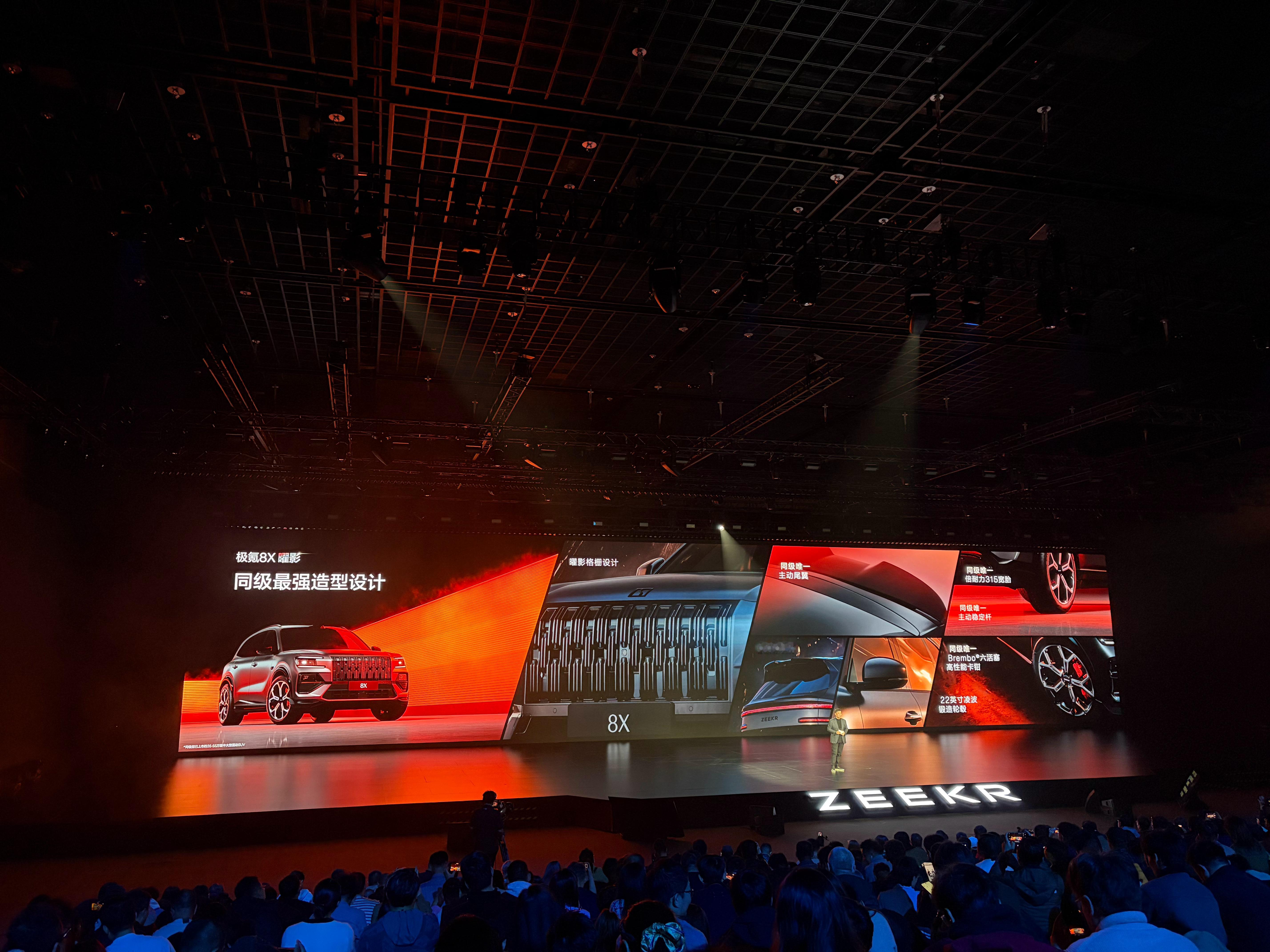 极氪8X有个满血版本叫曜影版不用说，外观很战斗，性能很炸裂，相当于Hyper版？