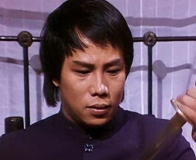 77岁梁小龙地铁被偶遇，小20岁娇妻金手镯吸睛