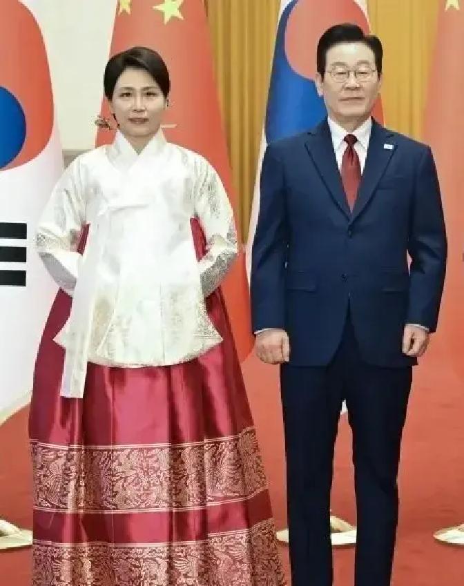 西装男+韩服女，韩国外交悄悄变招李在明出访，西装笔挺，夫人一袭韩服。镜头扫