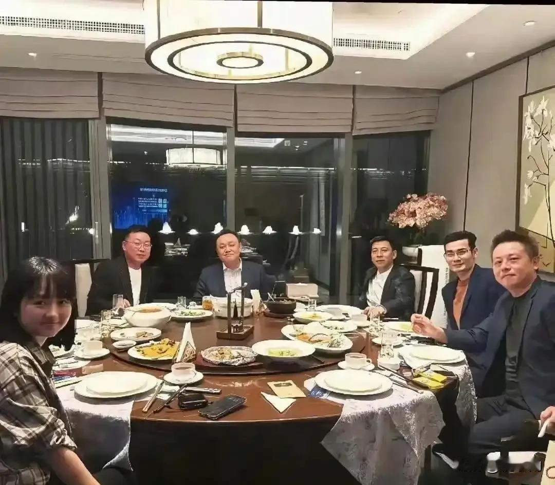 黄光裕账上只剩7500万却砸4亿开店！国美这步棋看懂了吗？昨天刷到一张饭局照，黄