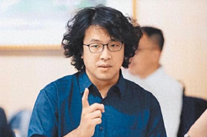 大陆要通缉我，出岛就会被抓，我全家的生意都黄了！”这是11月4日台湾民意机构里，