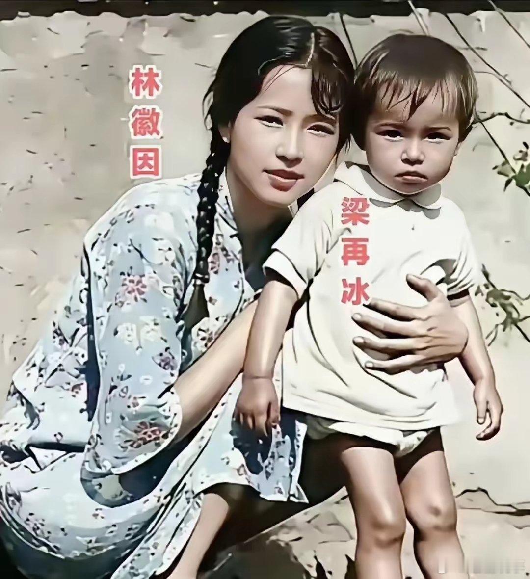 1930年，26岁的林徽因与女儿梁再冰的合影，镜头中的林徽因穿着素花旗袍，眉目如