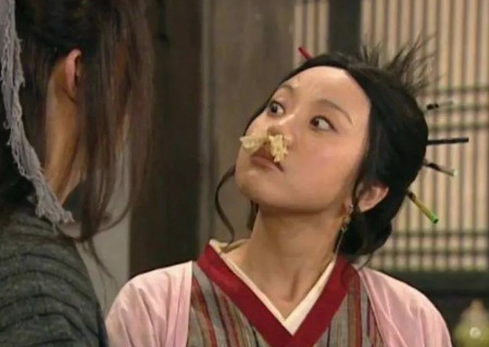 2004年，闫妮正在厨房给丈夫邹伟做红烧肉，邹伟回家后，看了看在灶台台忙活的闫妮