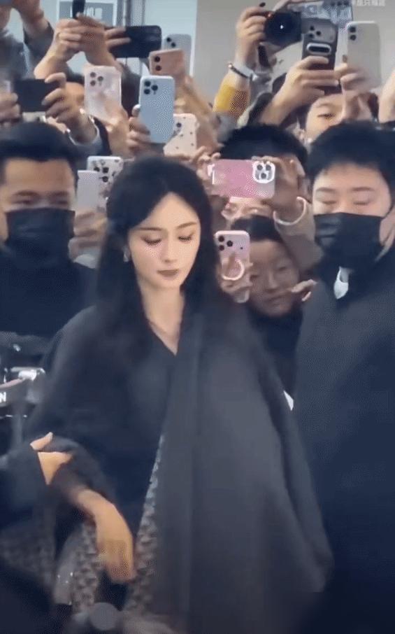 杨幂逼走肖战抢C位？微博之夜这出戏比她的海洋风礼服还炸！你敢信？原定第二排是