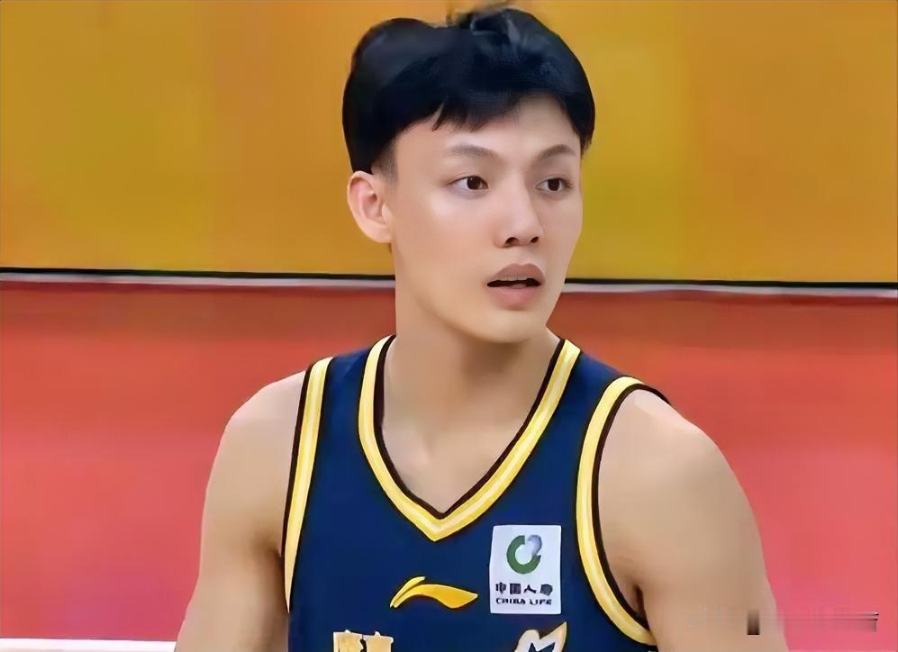 发现了吗？徐杰在广东队的战术地位正在下降，其实就是这几个原因。一，杜峰过于相信