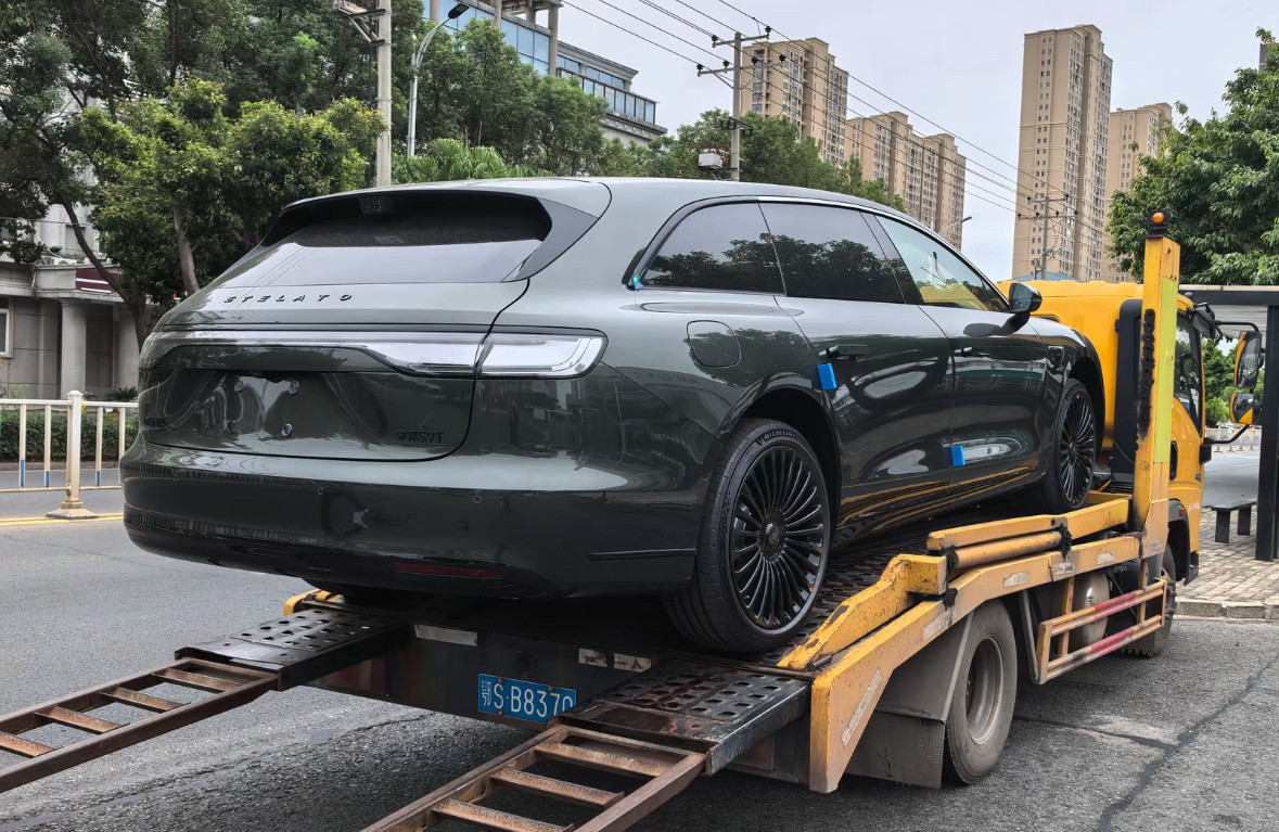 这是享界S9T仙踪绿+黑曜套件正规军。这个涂装真的漂亮、个性，不选黑武士的话可以