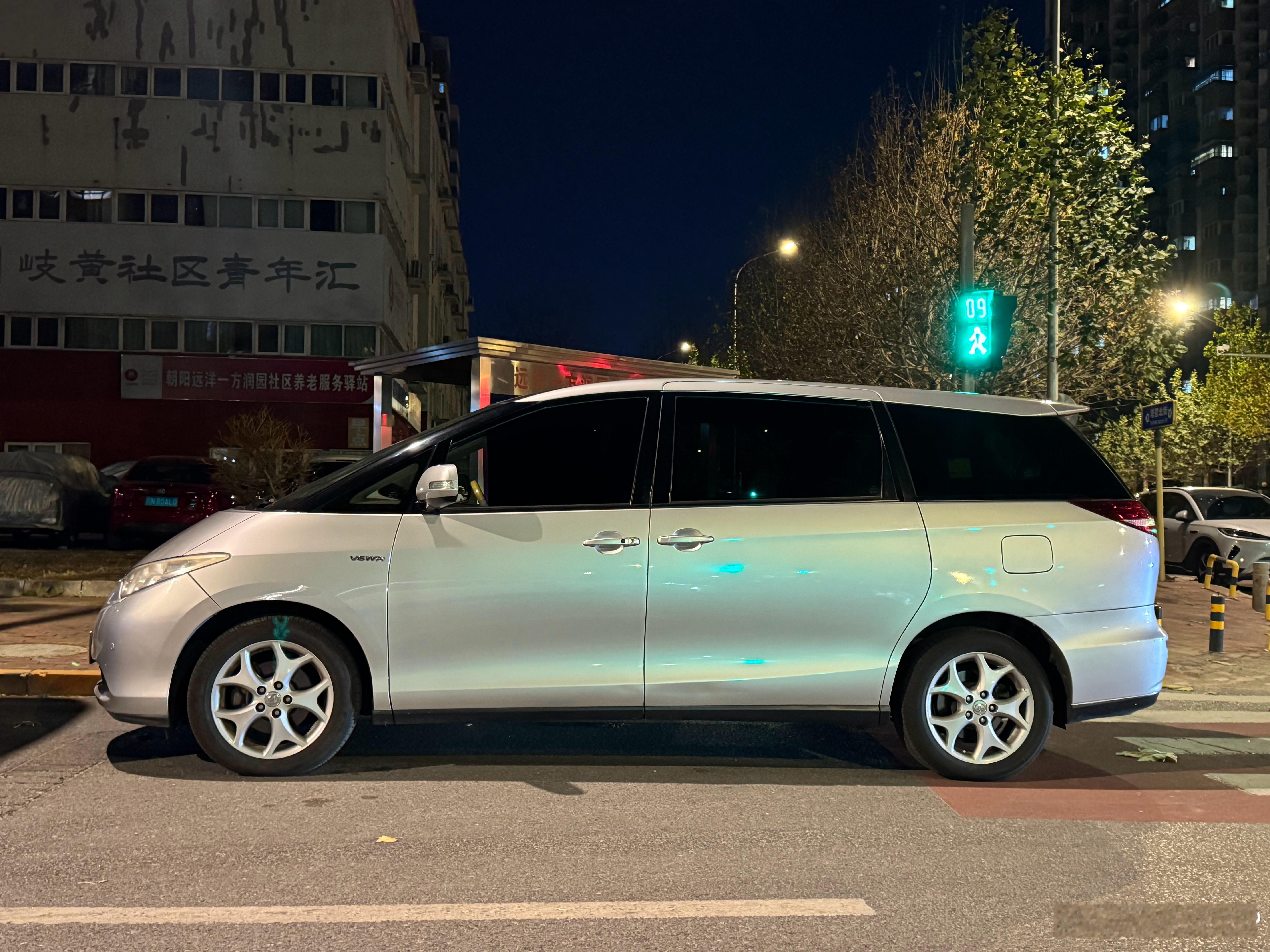 路上看到台丰田普瑞维亚（Previa），正侧还是惊艳到我了。子弹头的MPV，并不