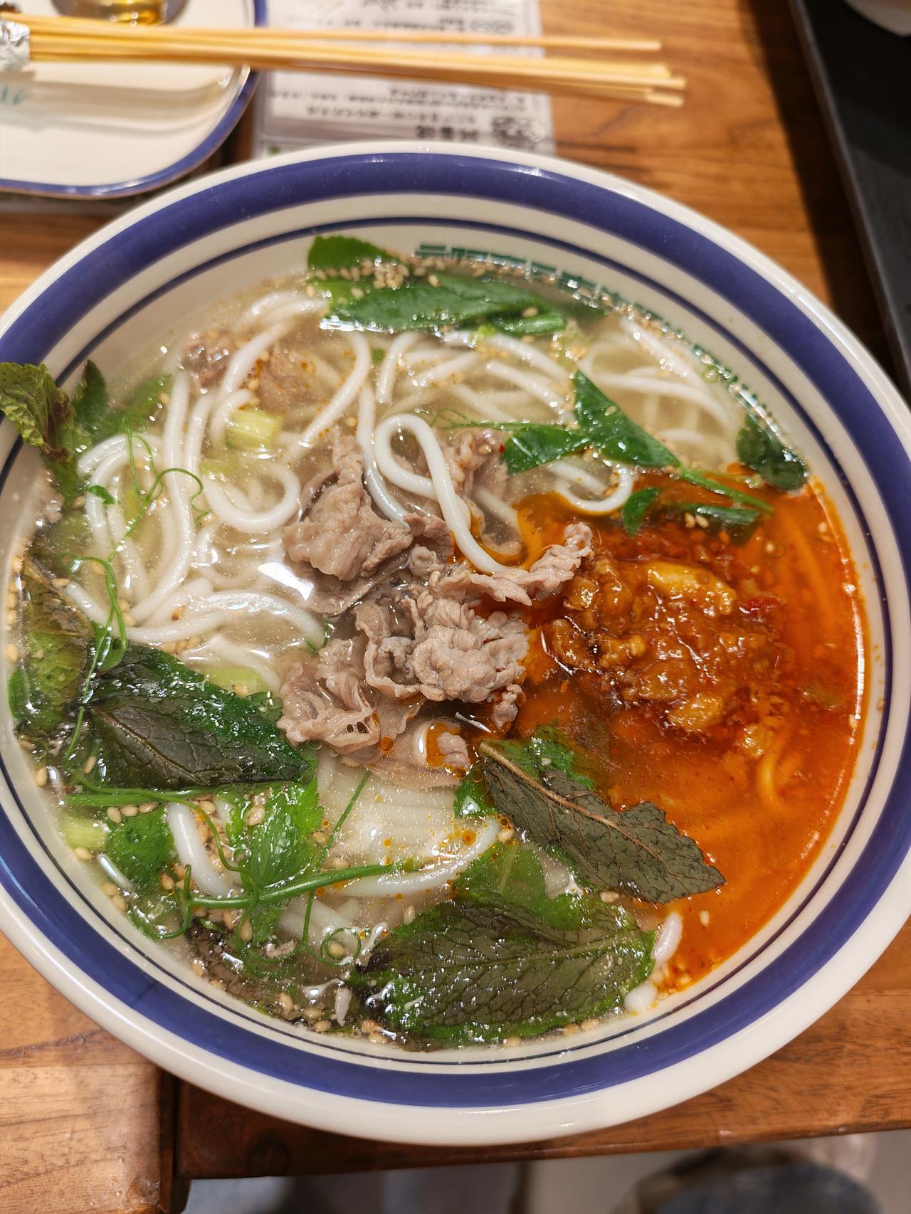 昨天晚上，女儿想吃米线，就特意开车带着我去了吾悦广场。这家米线料挺足，味道不错，