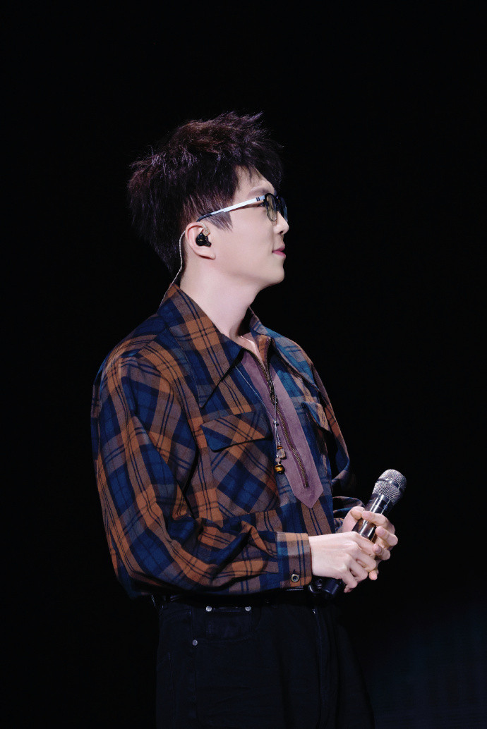 1.毛不易私下超社恐，采访前会紧张到不停喝水，但一聊到音乐就瞬间松弛，话变多还自