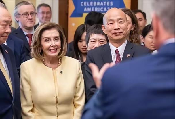 韩国瑜可能有点小得意，他见到了挂着美国众议院名誉院长头衔的佩洛西，虽然此人手中已