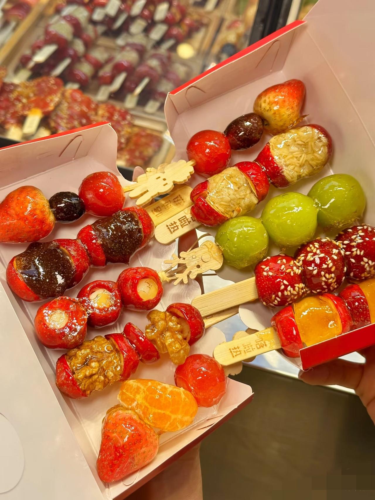 果断买两串，递一串给娃，自己攥着一串咬下去，“咔嚓”一声脆响，酸甜味儿立马在舌尖