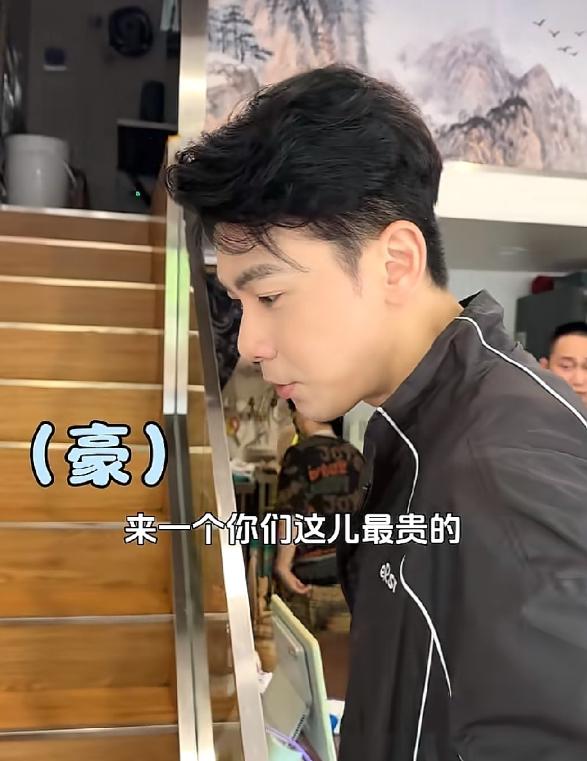 戴向宇在杭州一家门面很小的面馆要了一碗最贵的面，老板张口就说：“最贵的面2208