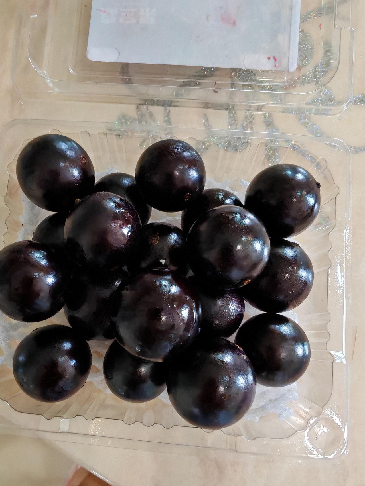 嘉宝果，这种水果很像葡萄，据说是挨着树干长的，很奇特。我以前没见过嘉宝果，今天看