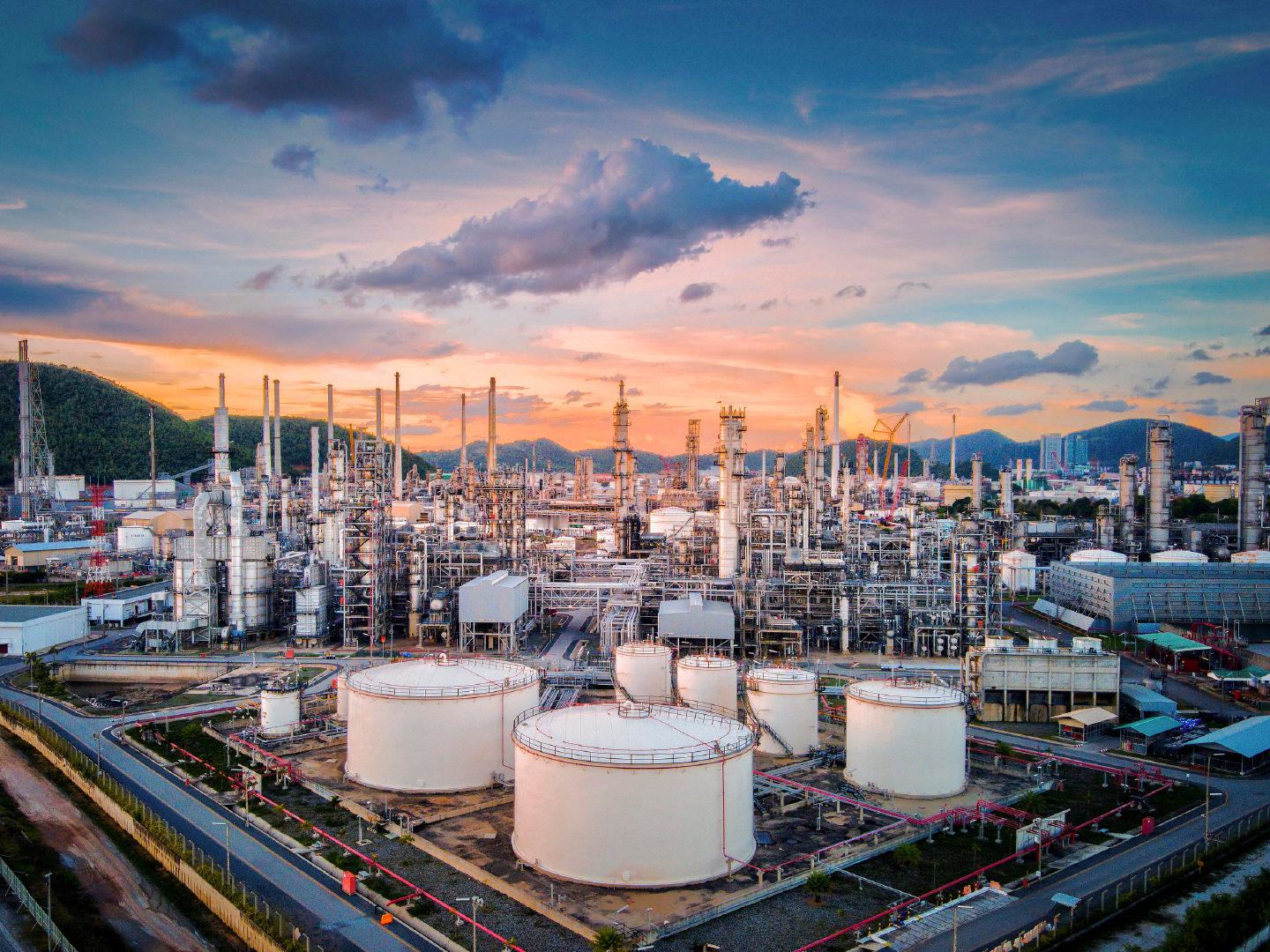 【国际油价连涨4天，国际油价续涨】由于美国与伊朗未能进行新一轮和平谈判，双方仍在