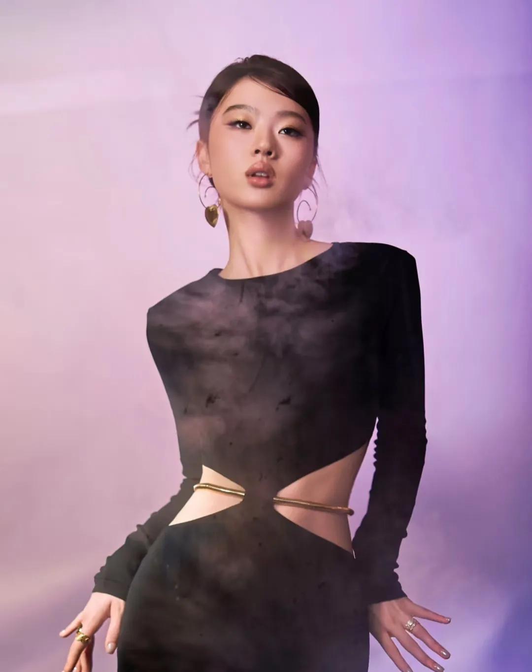 单依纯现在估计头都大了她万万没想到两次夺得榜一的她，今天会因为难听冲上热搜