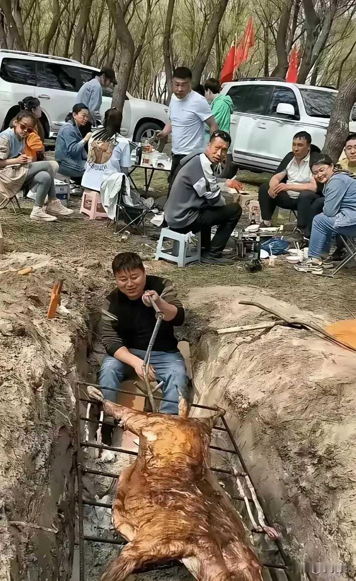 公司团建，到郊外野炊。吃的项目是烤全羊。一说有烤全羊，大家都高兴了。老板说