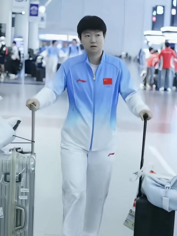 莎头今早出发返程北京，中午航班就能落地。镜头里莎莎和大头埋头炫零食的画面，瞬间抚